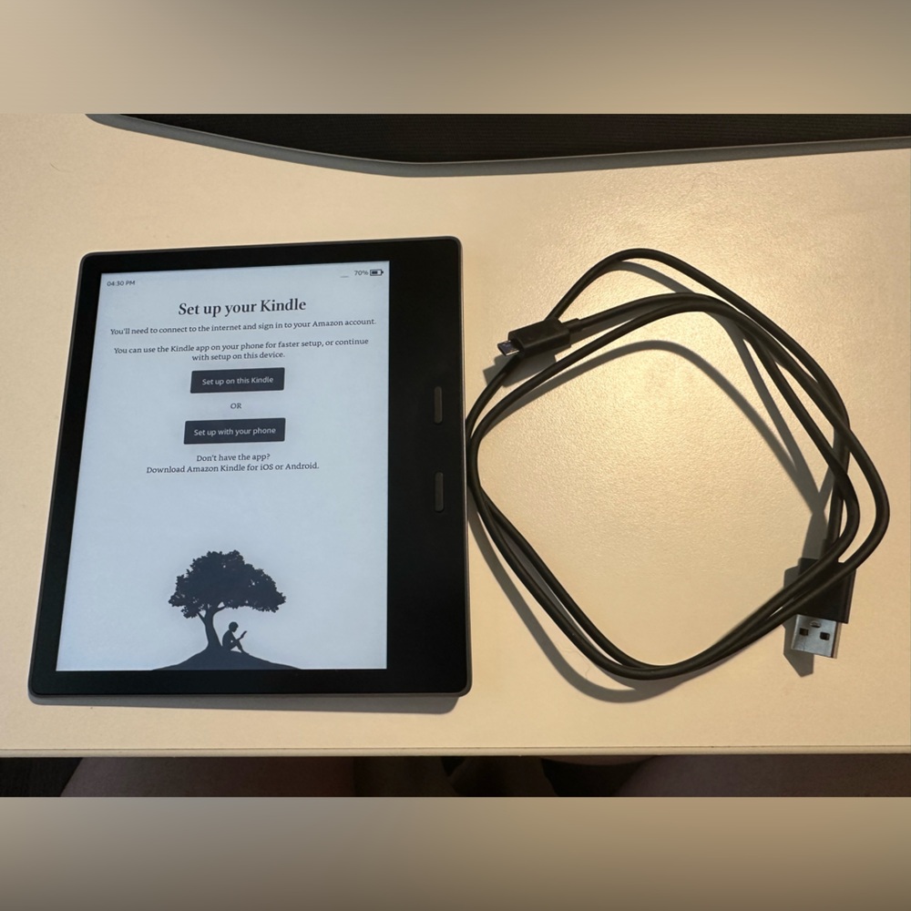 10th Generation Kindle Oasis w/case and charger